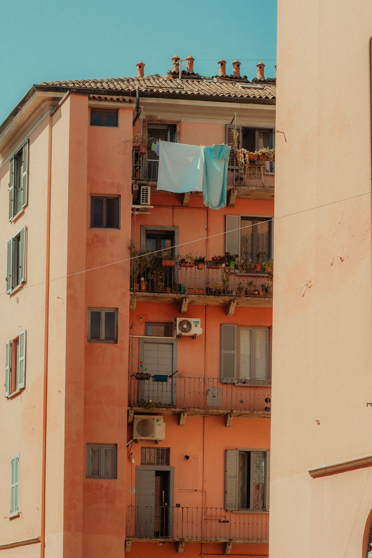 Edifício residencial com múltiplas varandas, contexto urbano de Salvador