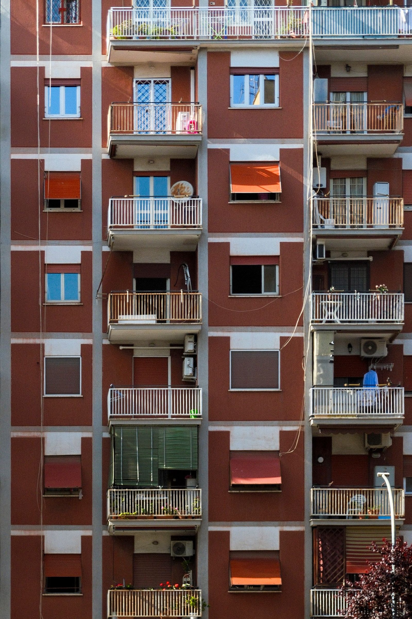 Fachada de prédio residencial com sacadas, cenário típico de instalação de rede de proteção