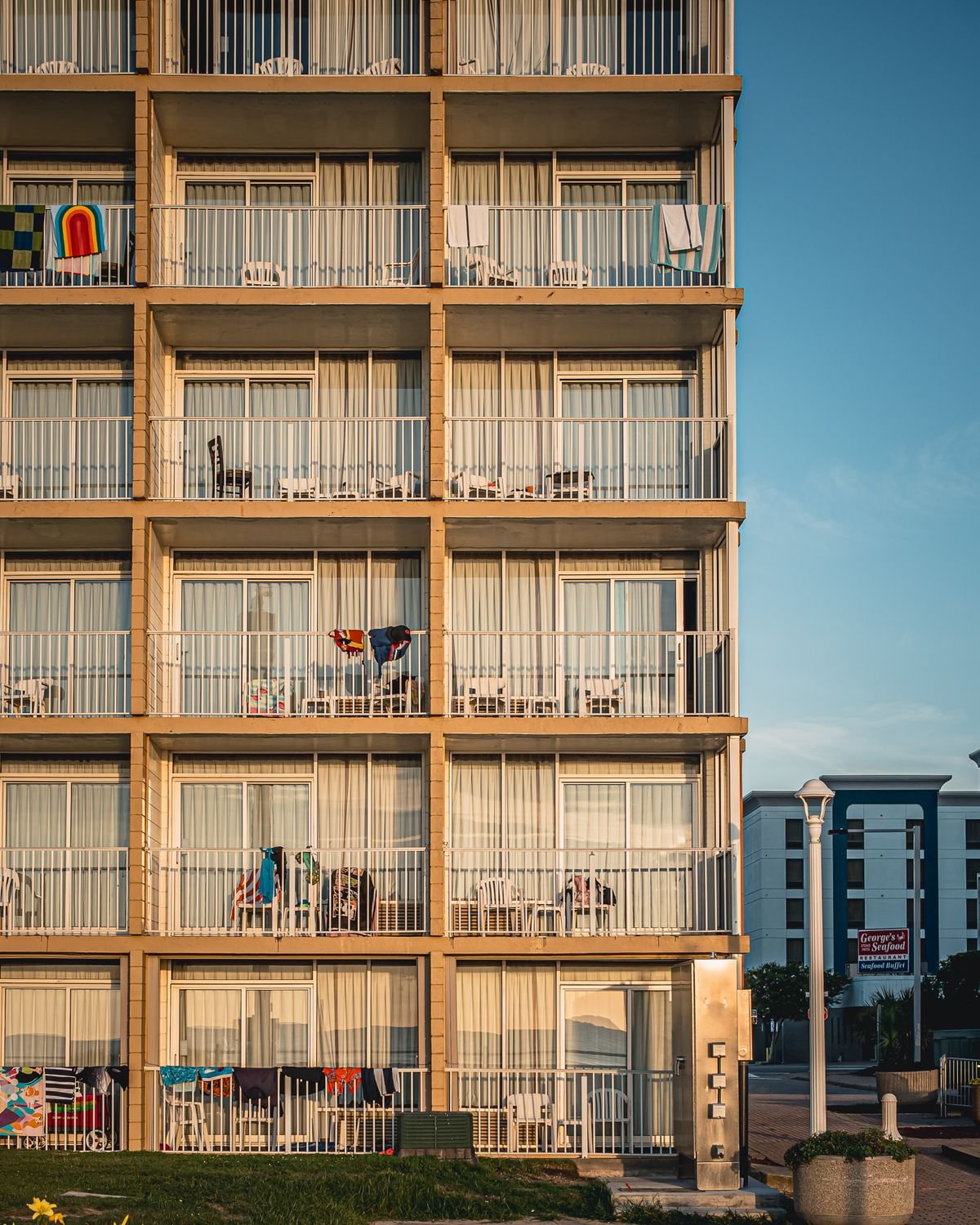 Fachada de prédio residencial com varandas e janelas, típico de apartamentos no Imbuí em Salvador