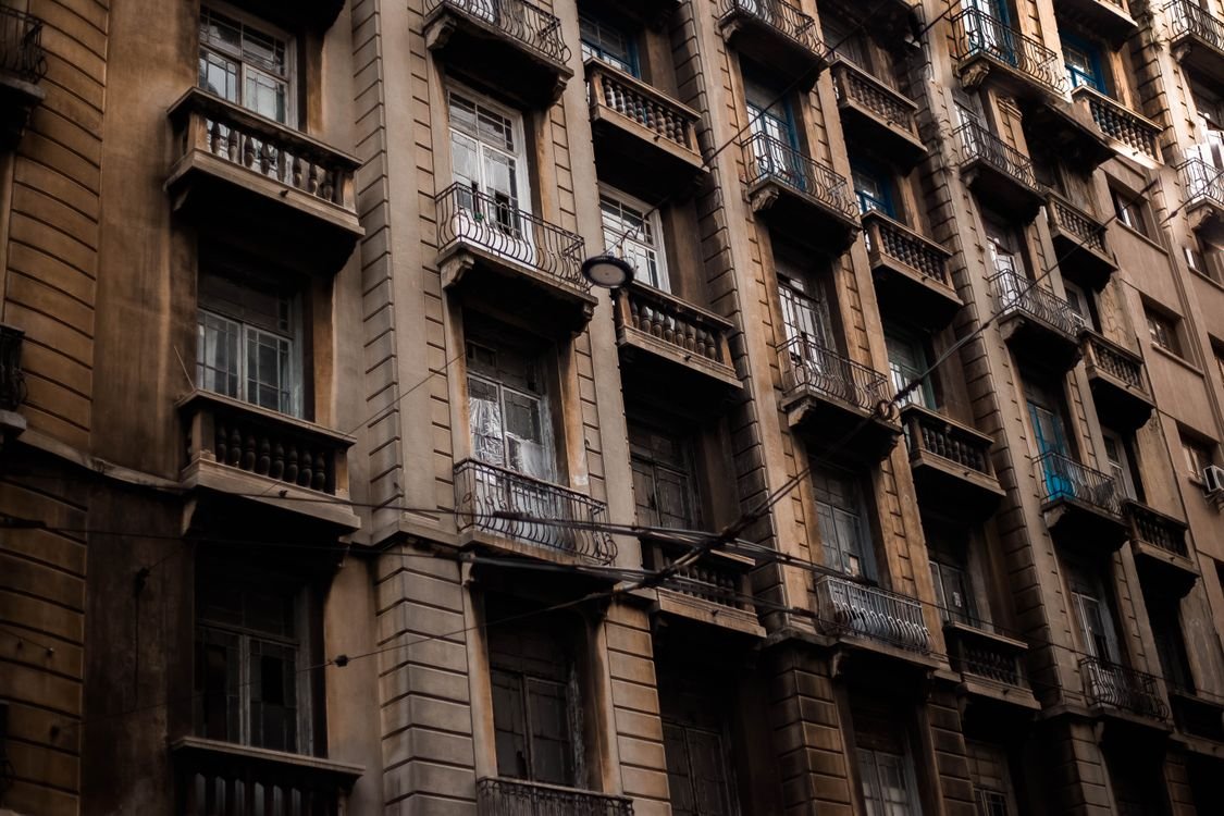 Fachada de prédio residencial com varandas de ferro, típico de construções que precisam de rede de proteção