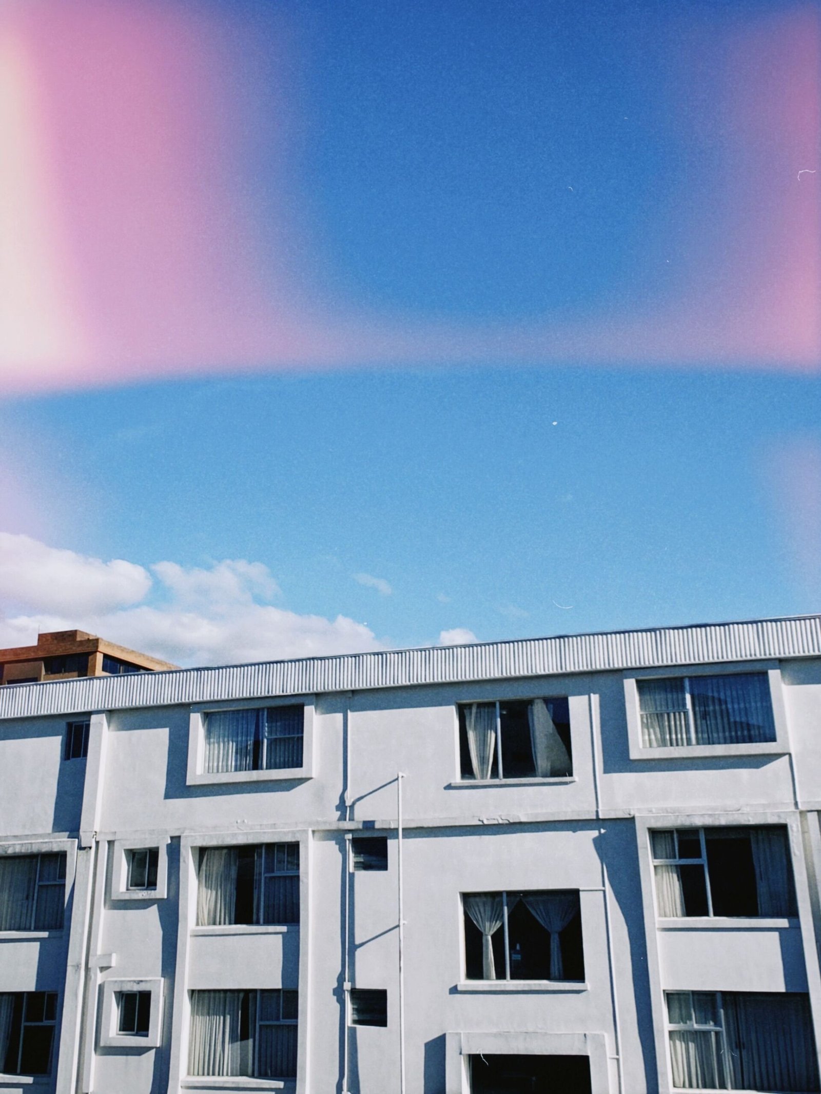 Prédio residencial moderno com janelas, contexto urbano de Salvador
