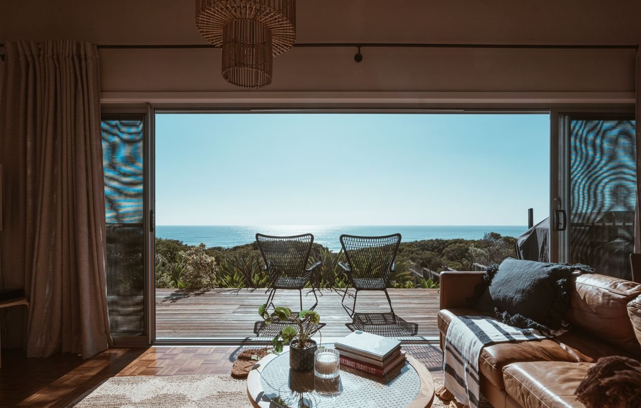 Terraço de apartamento moderno com vista panorâmica para o oceano