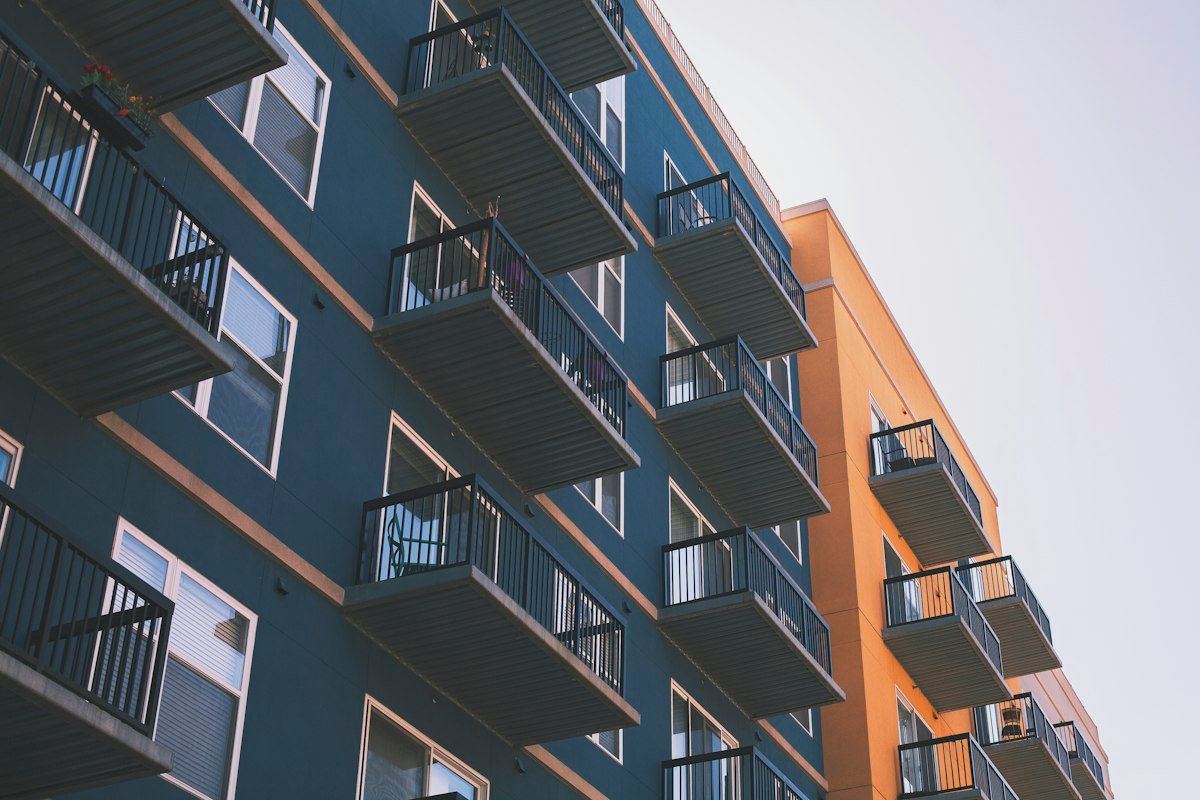 Vista de janela de apartamento em prédio urbano
