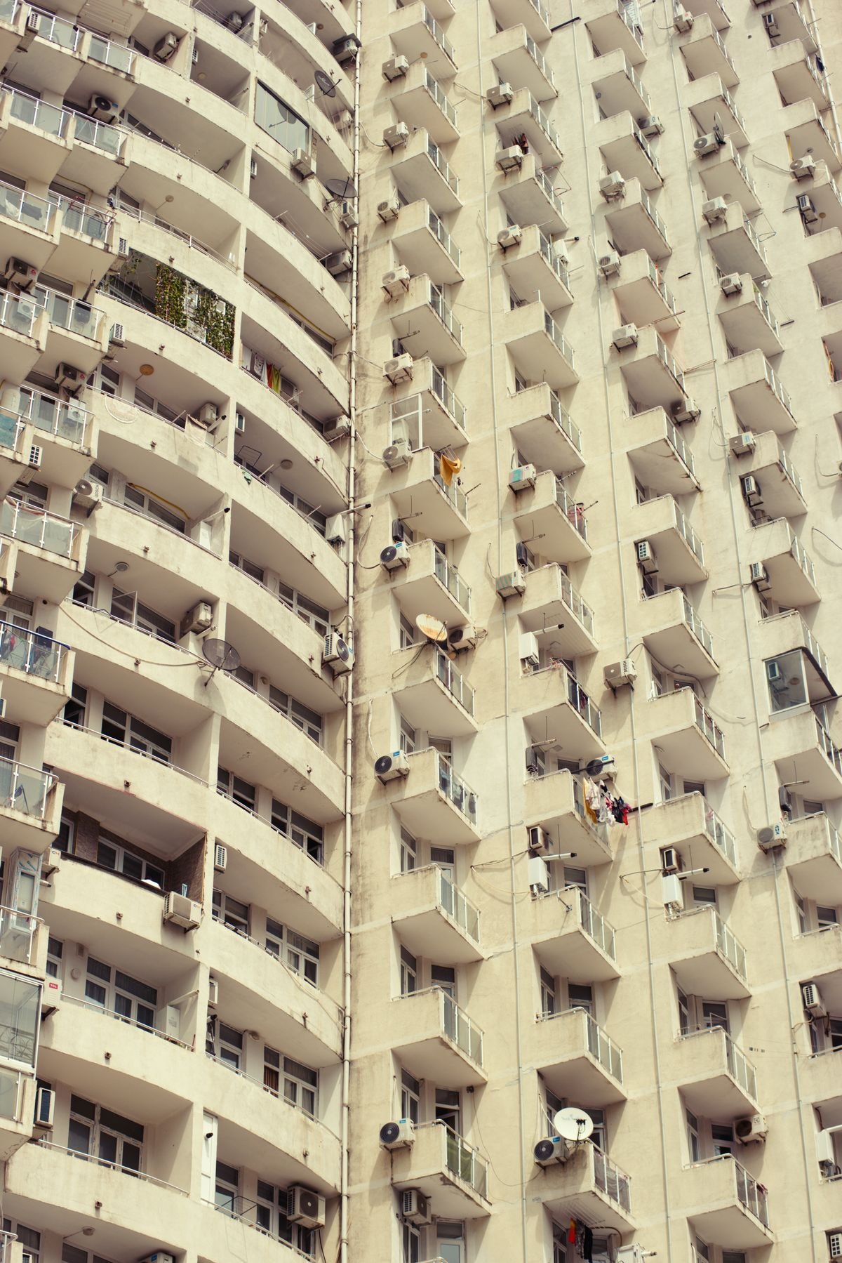 Prédio residencial com varandas e janelas vistas de perto