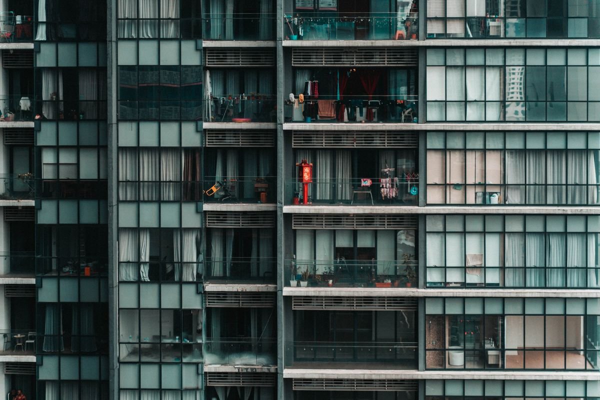 Fachada de prédio residencial moderno com várias varandas padronizadas