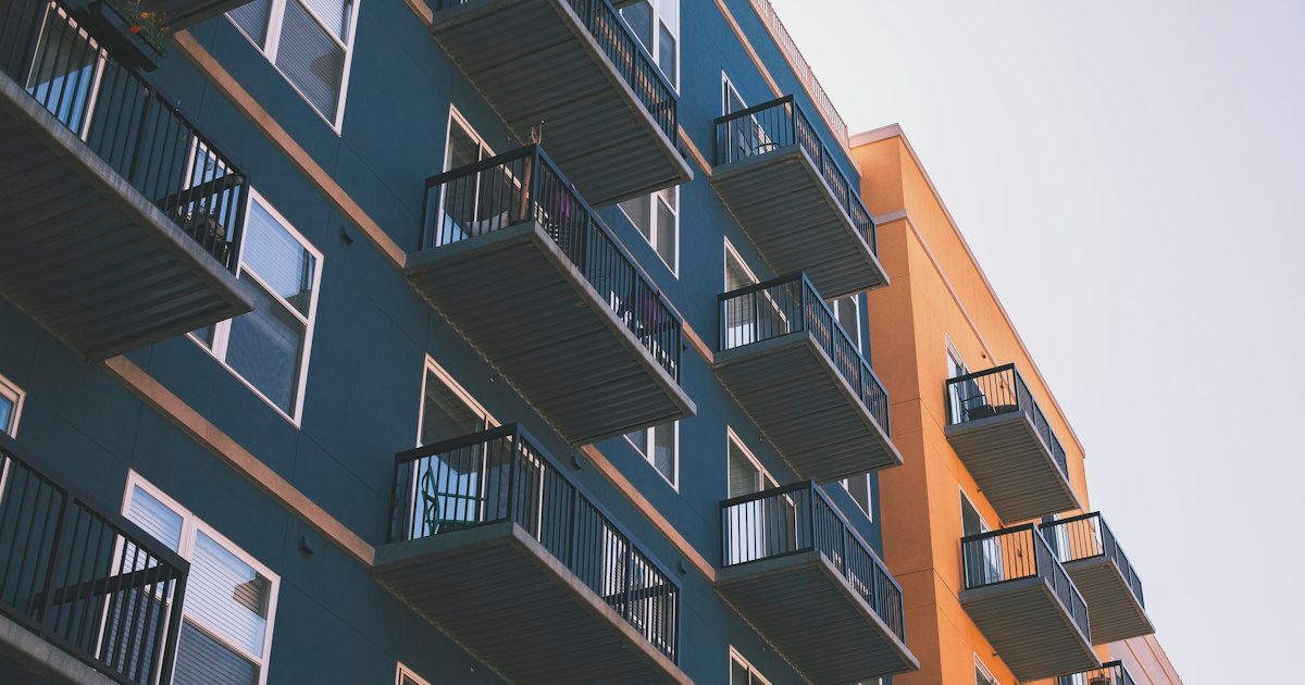 Edifício residencial com sacadas e varandas em contexto urbano