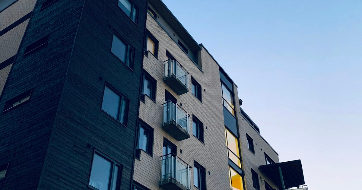 Fachada de edifício de apartamentos moderno com varandas